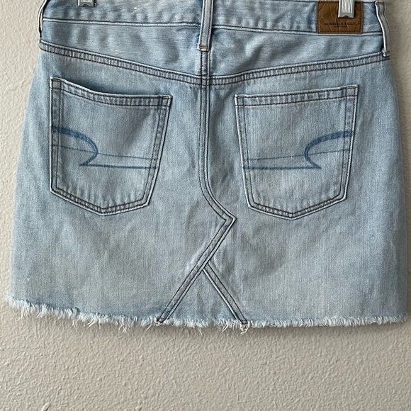 AMERICAN EAGLE Light Wash Distressed Blue Denim Mini Skirt Size 4 - Picture 5 of 8